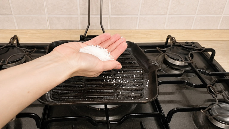 Verkrustete Grillpfanne reinigen – 4 einfache Hausmittel gegen eingebranntes Fett